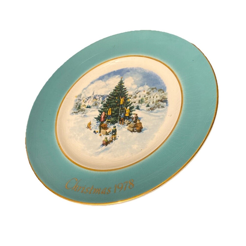 1978 Avon Christmas Plate-Trimming The Tree NIB